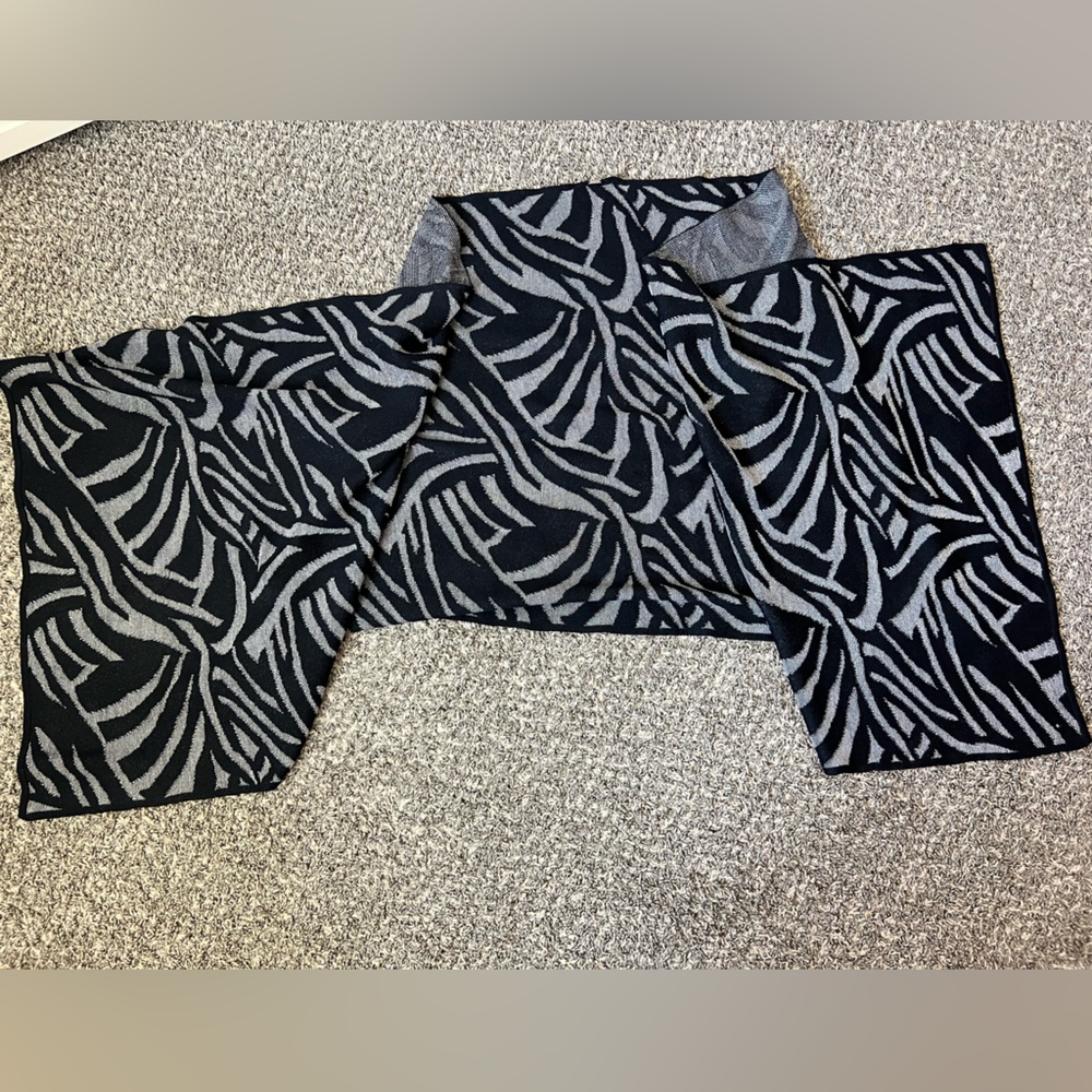 St John Sport Women’s Black Animal Print Blanket Shawl Scarf Wrap One Size‎